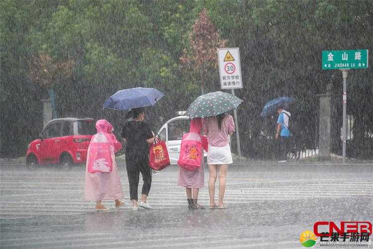 暴雨突袭：老师与学生被困学校